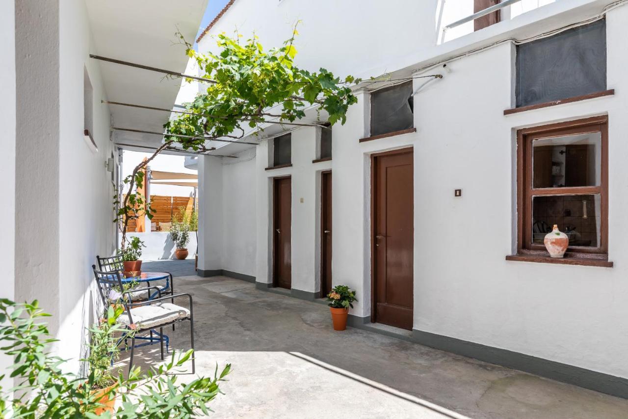 Uncle John'S Guesthouse Skopelos Town Exterior foto